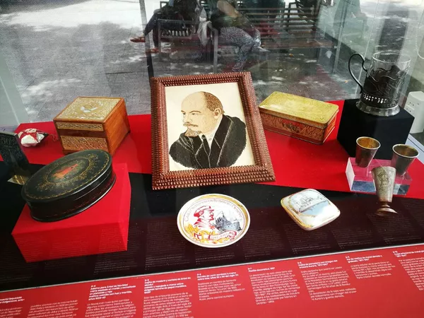 Artesanías de la época soviética en la muestra '100 años de Octubre Rojo', en Montevideo, Uruguay, con un retrato de Lenin bordado en destaque. Artesanías de la época soviética en la muestra '100 años de Octubre Rojo', en Montevideo, Uruguay, con un retrato de Lenin bordado en destaque. - Sputnik Mundo