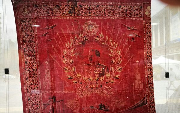 Pañuelo en algodón estampado con el retrato de Stalin y el perfil de Lenin de 1947, exhibido en la muestra '100 años de Octubre Rojo', en Montevideo, Uruguay. - Sputnik Mundo