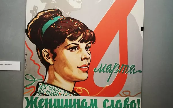 Afiche exhibido en la muestra '100 años de Octubre Rojo', en Montevideo, Uruguay. - Sputnik Mundo