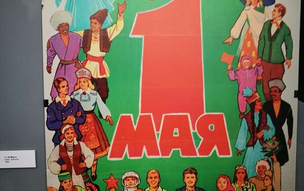 Afiche exhibido en la muestra '100 años de Octubre Rojo', en Montevideo, Uruguay. - Sputnik Mundo