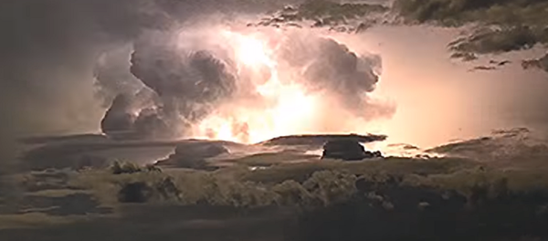 Esta bella pero peligrosa tormenta cautiva a los internautas de todo el mundo - Sputnik Mundo