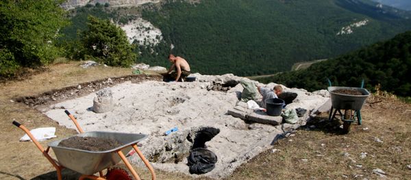 Las excavaciones arqueológicas en Cufut Qale, Crimea (archivo) - Sputnik Mundo