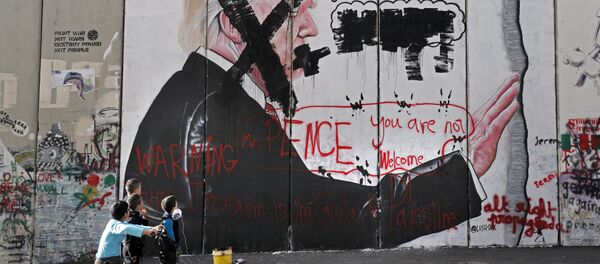 Un graffiti con el retrato del presidente de EEUU, Donald Trump, en Belén, Palestina - Sputnik Mundo