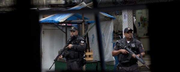 Policía militar brasileña en la favela Rocinha de Río de Janeiro Policía militar brasileña en la favela Rocinha de Río de Janeiro - Sputnik Mundo