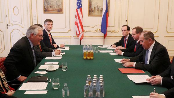 Rex Tillerson, secretario de Estado de EEUU, y Serguéi Lavrov, ministro de Exteriores de Rusia, durante la reunión en Viena, Austria Rex Tillerson, secretario de Estado de EEUU, y Serguéi Lavrov, ministro de Exteriores de Rusia, durante la reunión en Viena, Austria - Sputnik Mundo