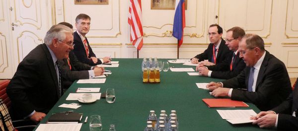 Rex Tillerson, secretario de Estado de EEUU, y Serguéi Lavrov, ministro de Exteriores de Rusia, durante la reunión en Viena, Austria Rex Tillerson, secretario de Estado de EEUU, y Serguéi Lavrov, ministro de Exteriores de Rusia, durante la reunión en Viena, Austria - Sputnik Mundo