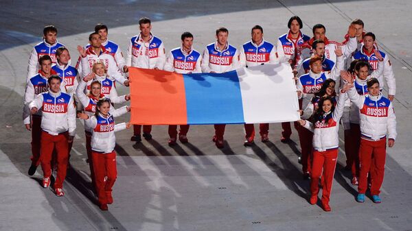 Atletas rusos durante la ceremonia solemne de clausura de los JJOO de Sochi, en 2014 - Sputnik Mundo