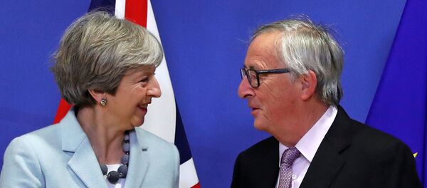 Primera ministra del Reino Unido, Theresa May, y presidente de la Comisión Europea, Jean-Claude Juncker Primera ministra del Reino Unido, Theresa May, y presidente de la Comisión Europea, Jean-Claude Juncker - Sputnik Mundo