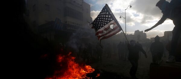 Manifestantes palestinos protestan contra la decisión de Donald Trump sobre Jerusalén Manifestantes palestinos protestan contra la decisión de Donald Trump sobre Jerusalén - Sputnik Mundo