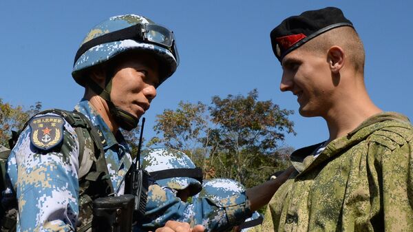 Un soldado chino y un soldado ruso durante las maniobras conjuntas ruso-chinas (archivo) - Sputnik Mundo