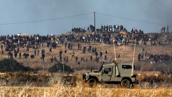 Un vehículo blindado israelí en la frontera con Franja de Gaza - Sputnik Mundo