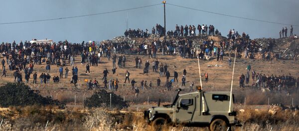 Un vehículo blindado israelí en la frontera con Franja de Gaza - Sputnik Mundo