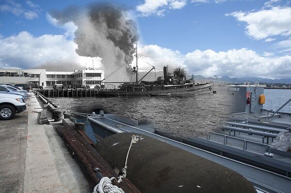 El buque de guerra USS Arizona (BB 39) arde en el fondo durante el ataque contra Pearl Harbor - Sputnik Mundo