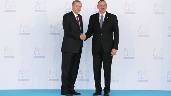 El presidente de Azerbaiyán, Ilham Aliyev con su homólogo turco, Recep Tayyip Erdogan El presidente de Azerbaiyán, Ilham Aliyev con su homólogo turco, Recep Tayyip Erdogan - Sputnik Mundo