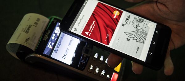 Una persona realiza un pago con su teléfono en Moscú - Sputnik Mundo