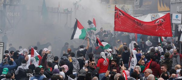 Manifestantes frente a la embajada de EEUU en Beirut Manifestantes frente a la embajada de EEUU en Beirut - Sputnik Mundo