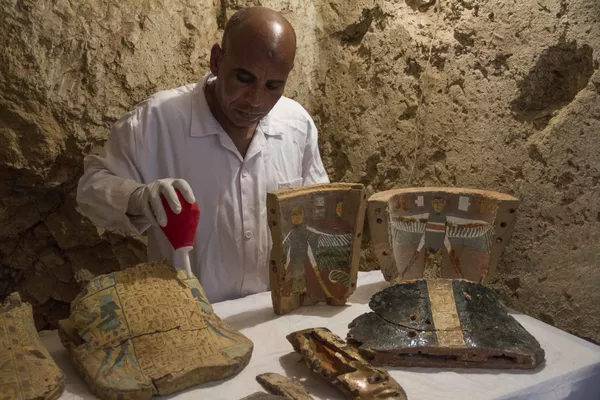 Uno de los implicados en las labores de excavación restaura material funerario en la tumba Kampp 161 Uno de los implicados en las labores de excavación restaura material funerario en la tumba Kampp 161 - Sputnik Mundo