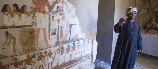 Un guardia egipcio junto a un mural finenrario en el interior de la tumba Kampp 161 el día del anuncio del ministro de Antigüedades de Egipto - Sputnik Mundo