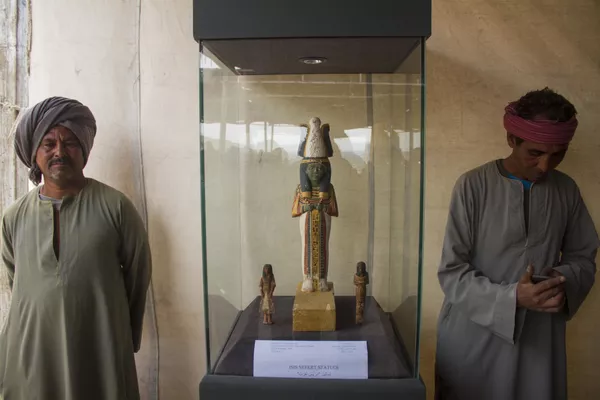 Dos excavadores egipcios custodian una estatua de madera en la tumba Kampp 161 Dos excavadores egipcios custodian una estatua de madera en la tumba Kampp 161 - Sputnik Mundo