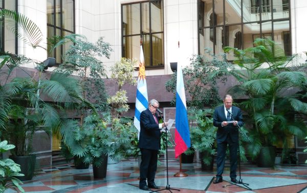 Enrique Juan Delgado Genta (izda.) y Serguéi Lavrov (dcha.) - Sputnik Mundo