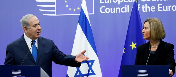 El primer ministro de Israel, Benjamín Netanyahu, y la jefa de la diplomacia europea, Federica Mogherini - Sputnik Mundo