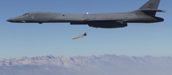 Un LRASM, lanzado desde un B-1B Lancer (archivo) - Sputnik Mundo