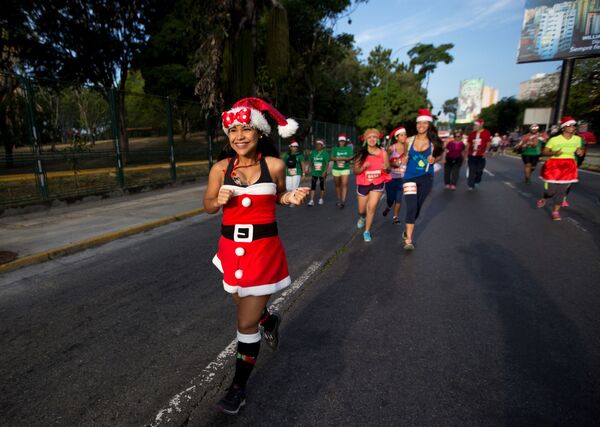 Descubre las caras más seductoras de las chicas Papá Noel - Sputnik Mundo