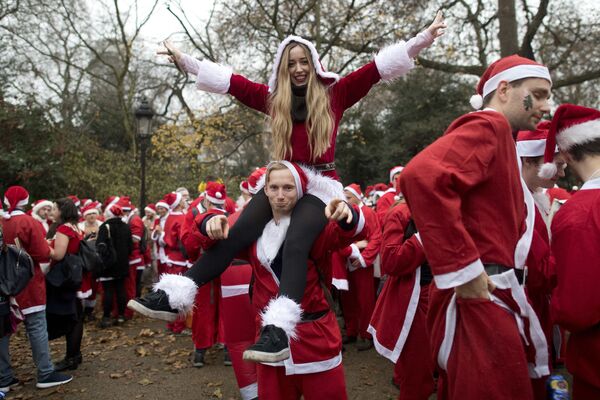 Descubre las caras más seductoras de las chicas Papá Noel - Sputnik Mundo