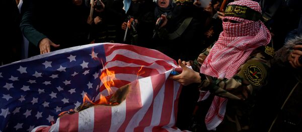 Los palestinos, quemando la bandera de EEUU Los palestinos, quemando la bandera de EEUU - Sputnik Mundo