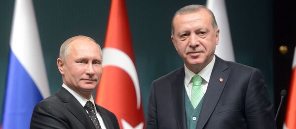 El presidente ruso, Vladímir Putin, con su par turco Recep Tayyip Erdogan - Sputnik Mundo