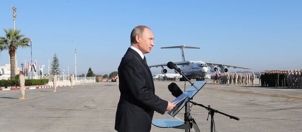 El presidente de Rusia, Vladímir Putin, visita la base rusa en Hmeymim, Siria - Sputnik Mundo