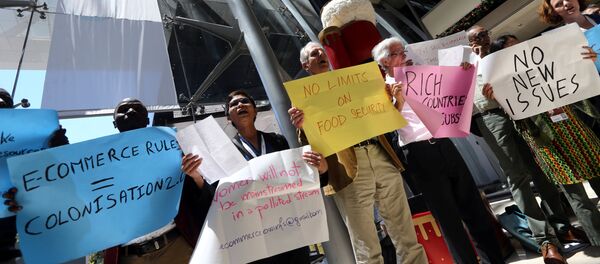 Activistas protestando durante la XI Conferencia Ministerial de la OMC en Buenos Aires, Argentina - Sputnik Mundo