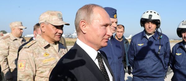 El presidente de Rusia, Vladímir Putin, en la base aérea de Hmeymim - Sputnik Mundo