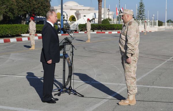 La visita sorpresa de Putin a la base aérea rusa de Hmeymim, en imágenes - Sputnik Mundo