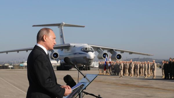 La visita sorpresa de Putin a la base aérea rusa de Hmeymim, en imágenes - Sputnik Mundo