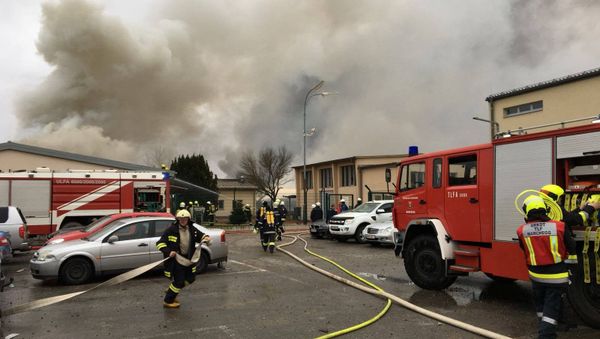 Bomberos en el lugar de la explosión en la estación de gas de Baumgarten Bomberos en el lugar de la explosión en la estación de gas de Baumgarten - Sputnik Mundo