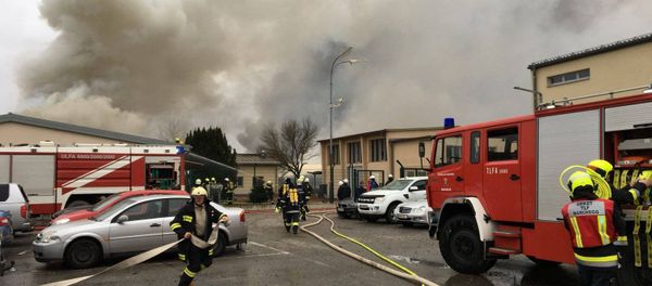 Bomberos en el lugar de la explosión en la estación de gas de Baumgarten - Sputnik Mundo