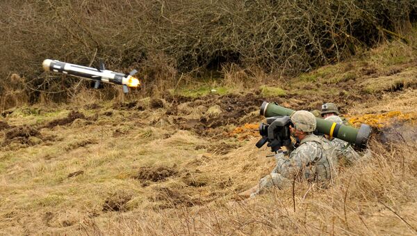 Soldado lanza un misil antitanque Javelin (archivo) - Sputnik Mundo