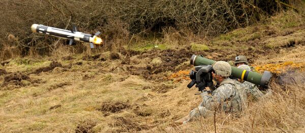 Soldado lanza un misil antitanque Javelin (archivo) - Sputnik Mundo