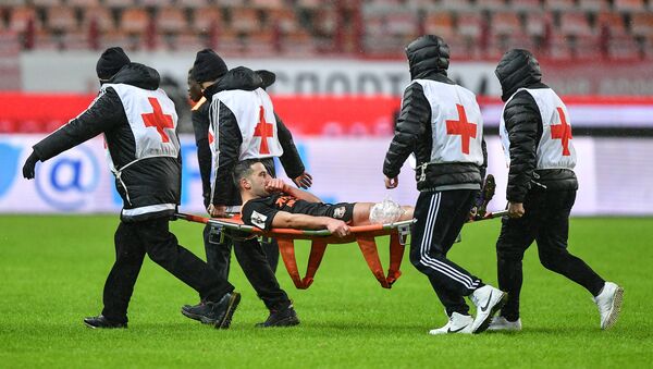 Médicos en un campo de fútbol (imagen referencial) - Sputnik Mundo