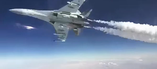 Dos cazas rusos realizan un truco extremo en Siria - Sputnik Mundo