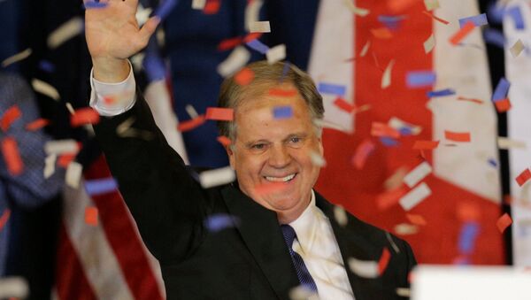 Doug Jones, senador demócrata norteamericano - Sputnik Mundo