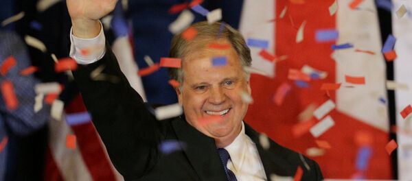 Doug Jones, senador demócrata norteamericano - Sputnik Mundo