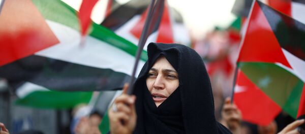 Protestantes con las banderas de Palestina - Sputnik Mundo