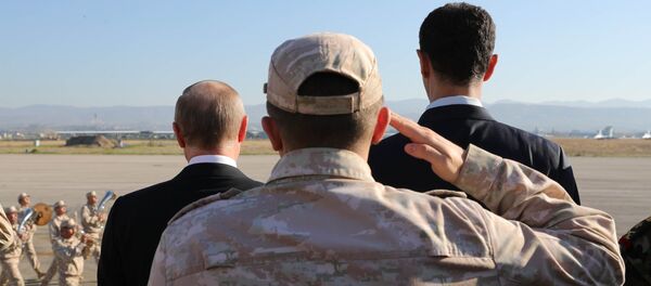 El presidente de Rusia, Vladímir Putin (izquierda), el Ministro ruso de Defensa, Seguéi Shoigú (centro), y el presidente de Siria, Bashar Asad (derecha) en la base aérea Hmeymim, Siria El presidente de Rusia, Vladímir Putin (izquierda), el Ministro ruso de Defensa, Seguéi Shoigú (centro), y el presidente de Siria, Bashar Asad (derecha) en la base aérea Hmeymim, Siria - Sputnik Mundo