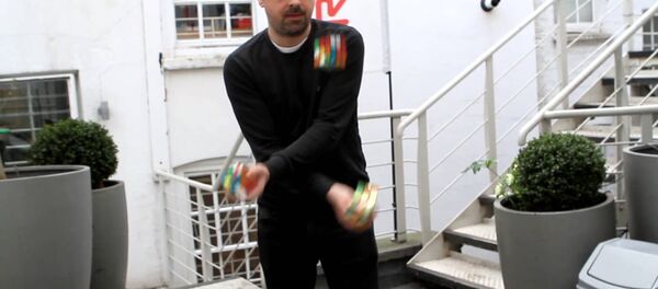 Ver para creer: un hombre resuelve tres cubos de Rubik mientras hace malabares - Sputnik Mundo