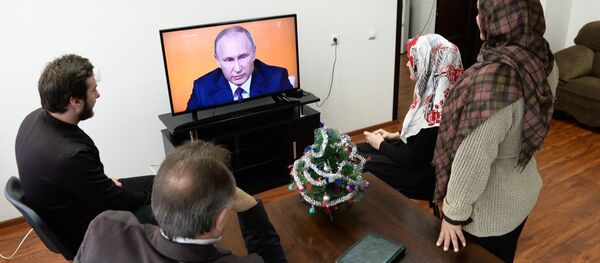 Ciudadanos rusos ven por la televisión la gran rueda de prensa anual de Vladímir Putin - Sputnik Mundo