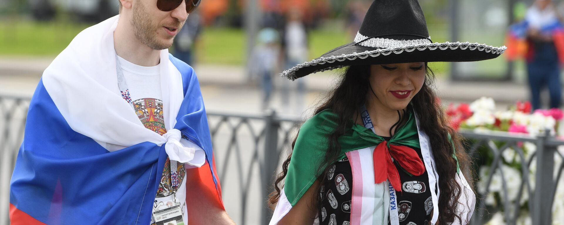 Una pareja con las banderas de Rusia y de México - Sputnik Mundo, 1920, 05.10.2021