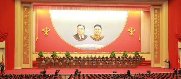 Los participantes del octavo Congreso de trabajadores de la industria de Defensa de Corea del Norte. - Sputnik Mundo