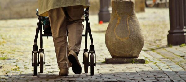 Una persona mayor caminando Una persona mayor caminando - Sputnik Mundo
